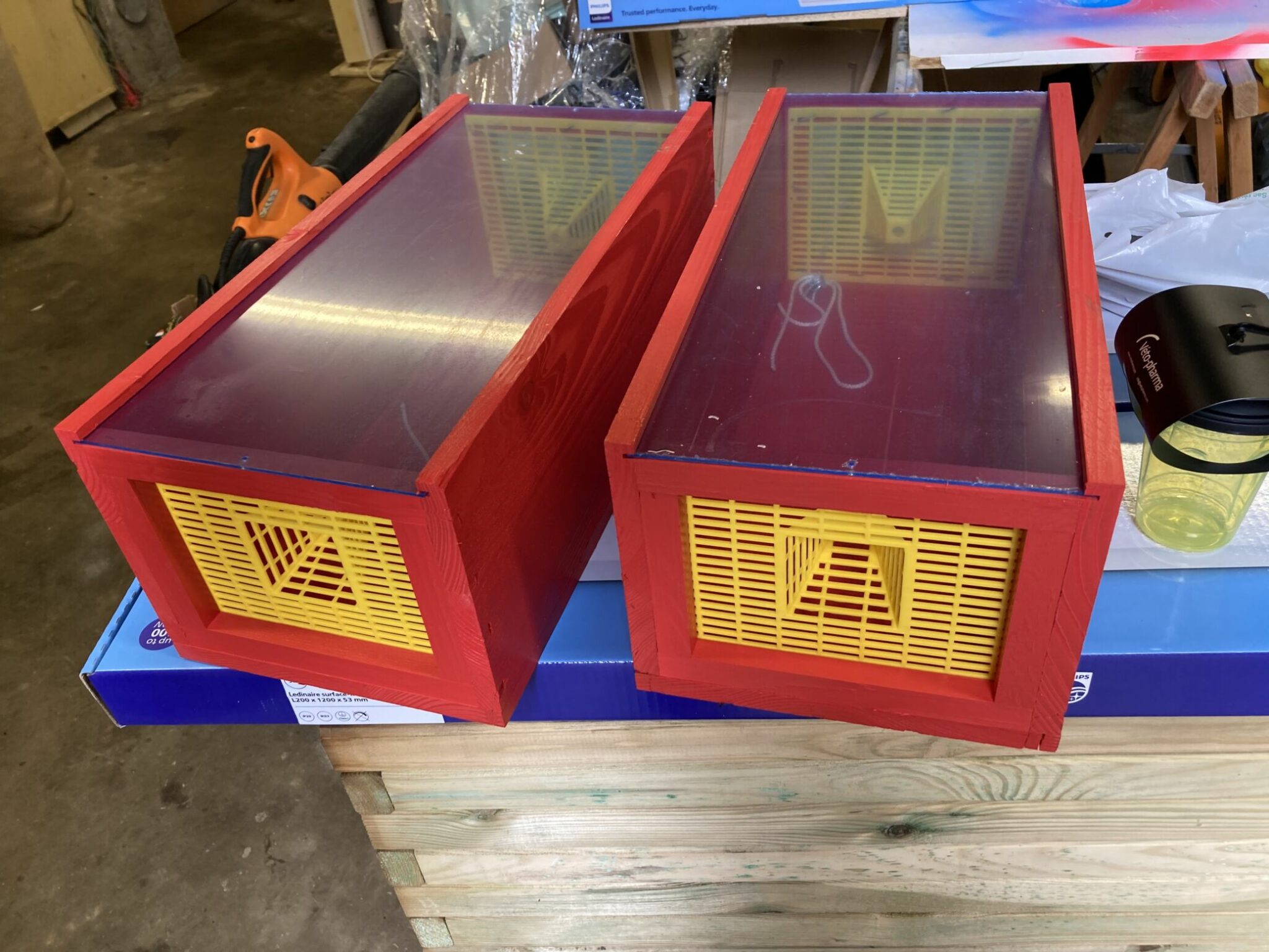 Lemotoy Lot De 2 Pièges Frelon Asiatique Solaires Suspendus Avec Lumière LED, Piège à Mouches