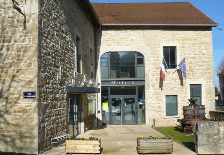 La mairie de Douvres, place de la Babillière
